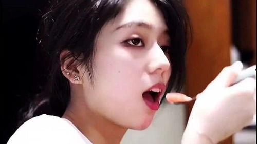 安静的吃瓜少女,少女静享悠闲时光