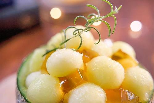 吃瓜人吃甜品图片,吃瓜人品尝甜品，尽享悠闲时光