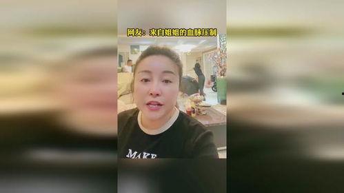 姐弟打架妈妈吃瓜,家庭欢乐瞬间